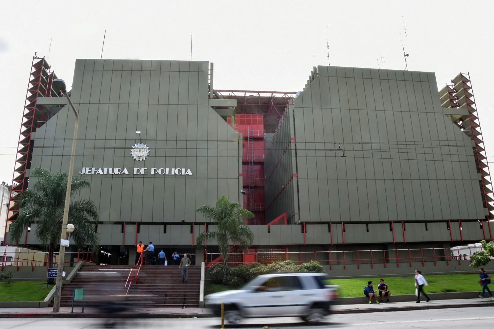 Detuvieron a un policía de Córdoba acusado de disparar cinco veces y arrastrar a su pareja