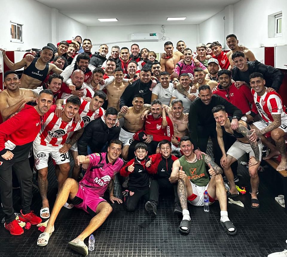 El plantel de Instituto, a puro festejo tras el triunfo ante Platense.