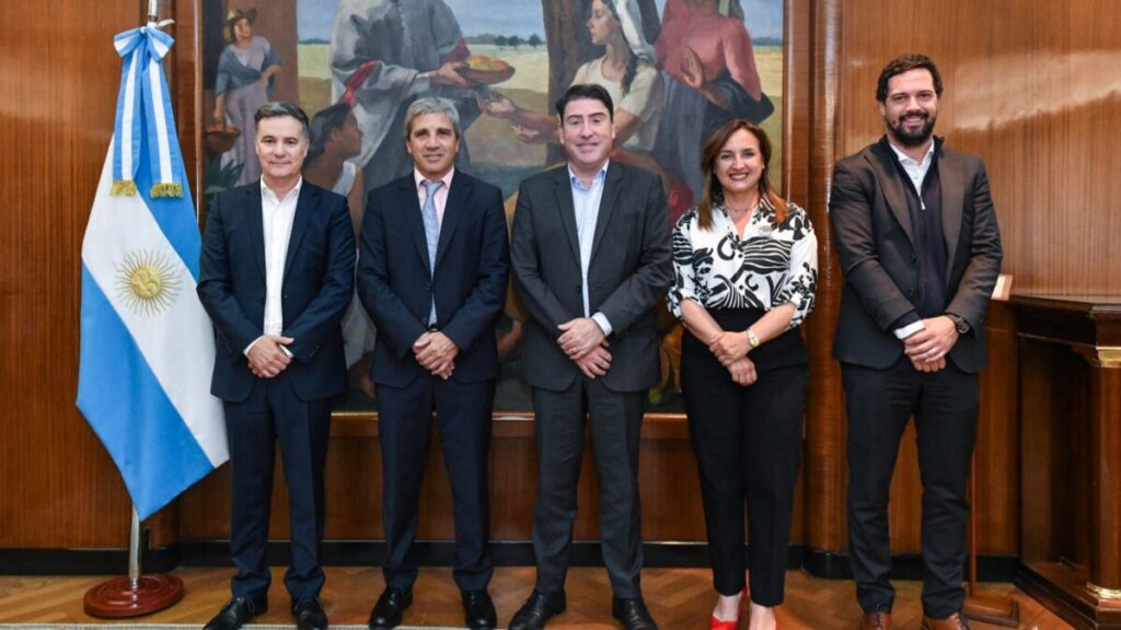 Luis Caputo recibió al CEO de Renault América Latina, Luiz Fernando Pedrucci, y al Presidente y Director General de Renault Argentina, Pablo Sibilla.