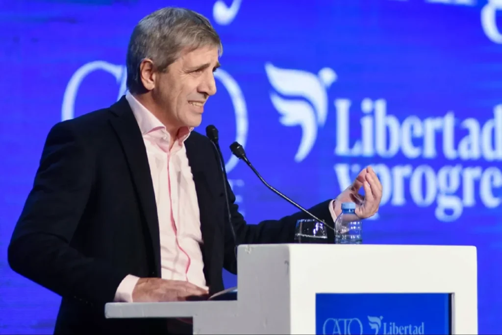 "El riesgo país festejando también la visita del presidente al ministerio", tuiteó Luis Caputo.