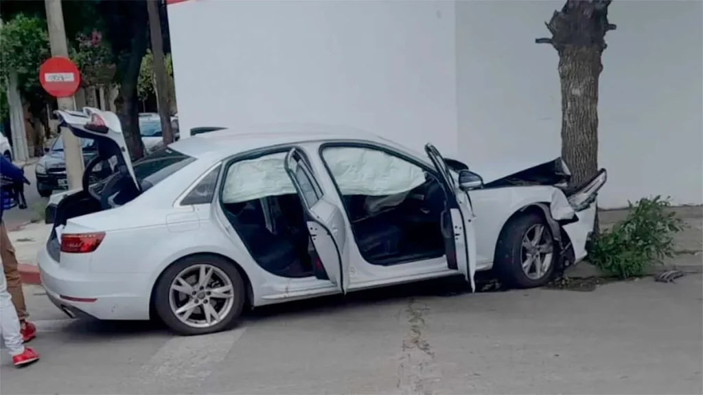 El Audi A4 terminó contra un árbol. Los delincuentes iba en un Peugeot 408 que tenía pedido de secuestro.