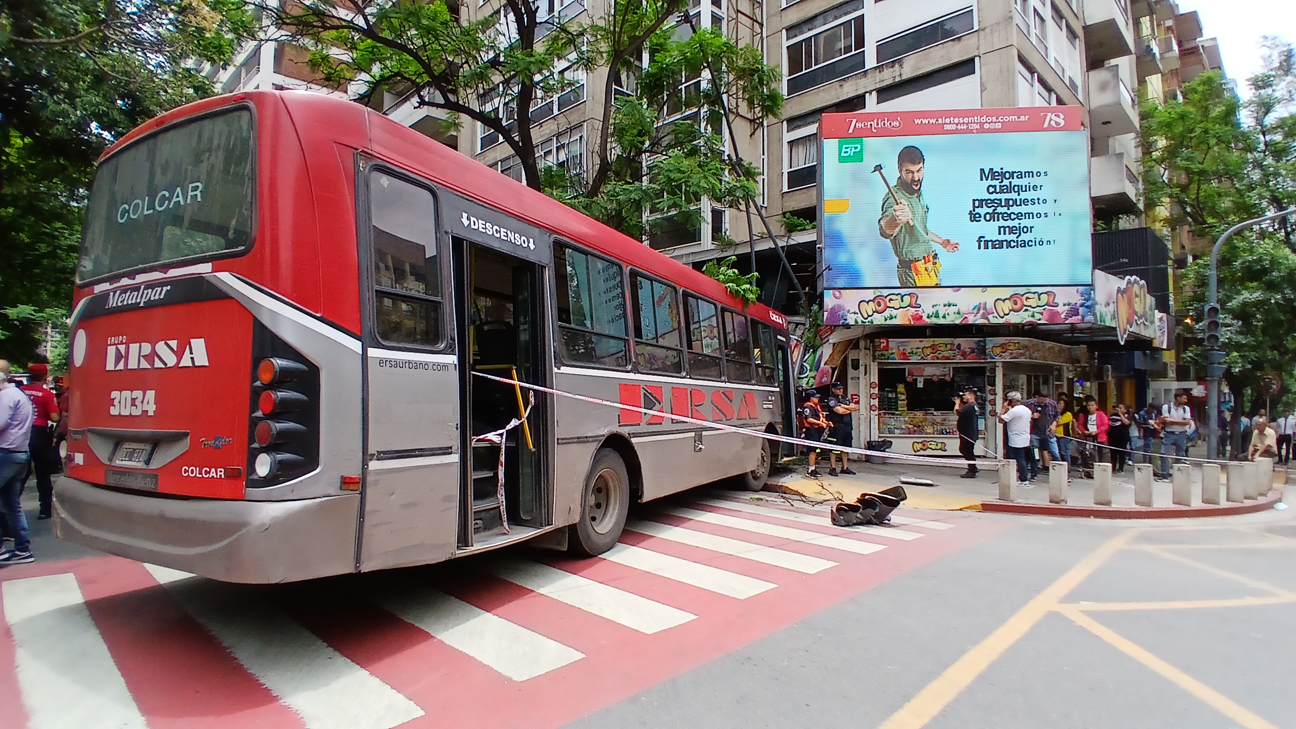 Accidente en el centro cordobés: colectivo sin frenos impactó contra un ...