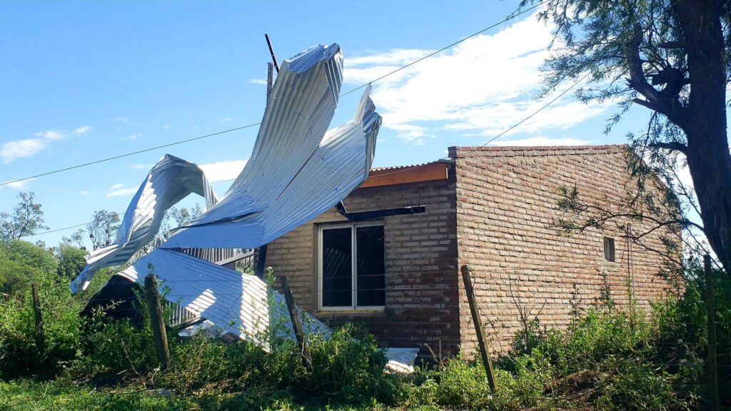 Las fuertes ráfagas de viento de más de cien kilómetros por hora arrancaron varios techos de chapa en La Playosa. Foto: Leo Guevara.