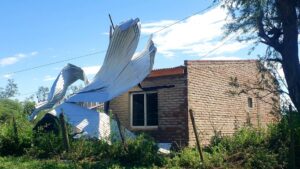 Las fuertes ráfagas de viento de más de cien kilómetros por hora arrancaron varios techos de chapa en La Playosa. Foto: Leo Guevara.