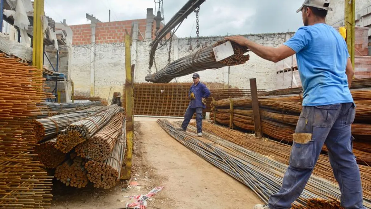 La construcción retrocedió 4,4% interanual en agosto, aunque logra mantener un leve avance acumulado en el año
