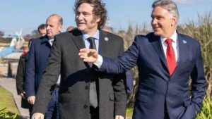 Llaryora busca sentarse a negociar con Milei por las deudas mutuas.