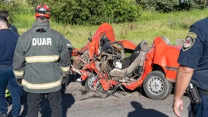 El impacto del colectivo se dio sobre el lateral izquierdo del Renault 18. La pareja murió en el acto. Foto: Andrés Oviedo