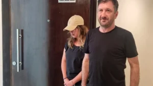 Edgardo Kueider y su secretaria Iara Guinsel Costa.