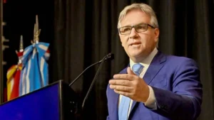 Llaryora también habló en la nueva sede de la Bolsa.