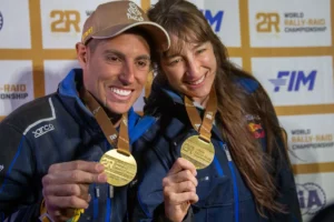 Nicolás Cavigliasso y Valentina Pertegarini muestran las medallas que los acreditan como gandores de la primera etaps del Dakar 2025 y sus primeros puntos para el Campeonato Mundial
