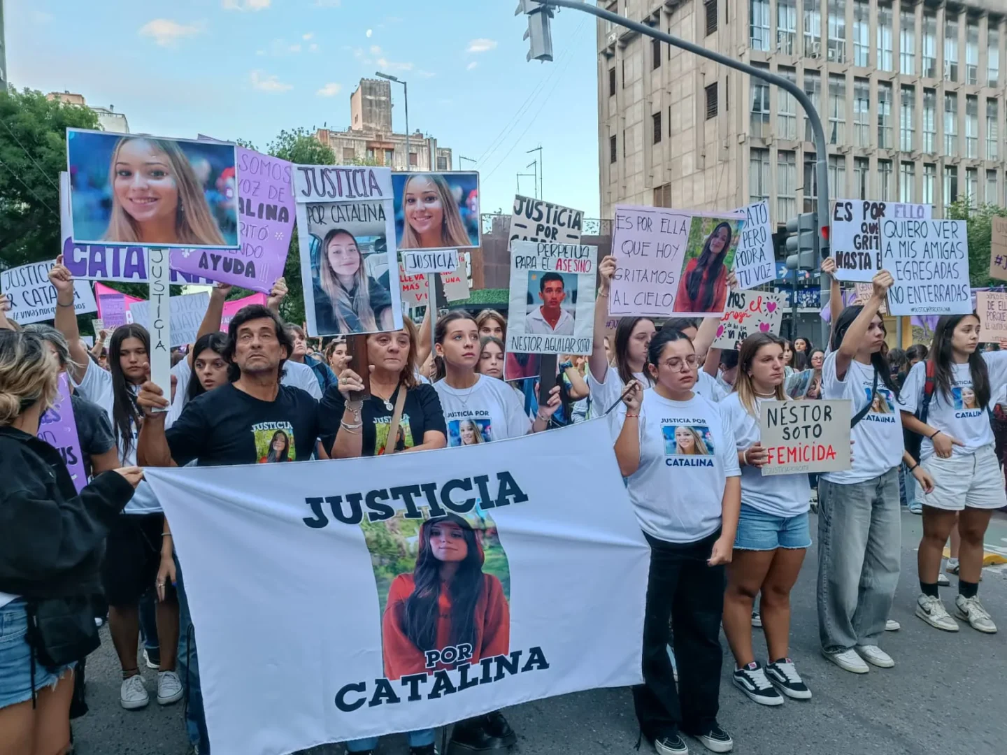Masiva marcha por el 8M en Córdoba: rechazo a la violencia machista y ...