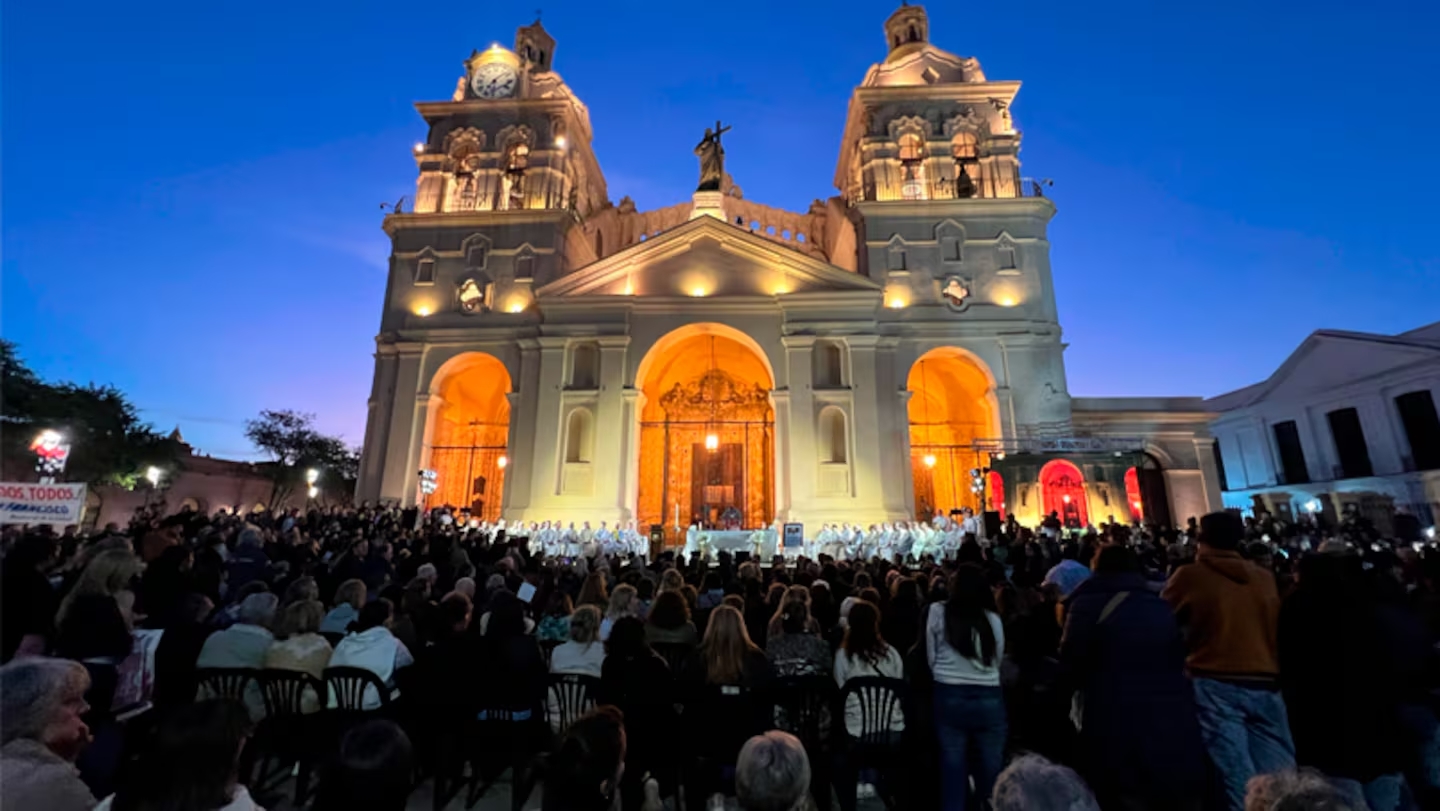 Con una multitudinaria misa en la Catedral, Córdoba despidió al papa ...