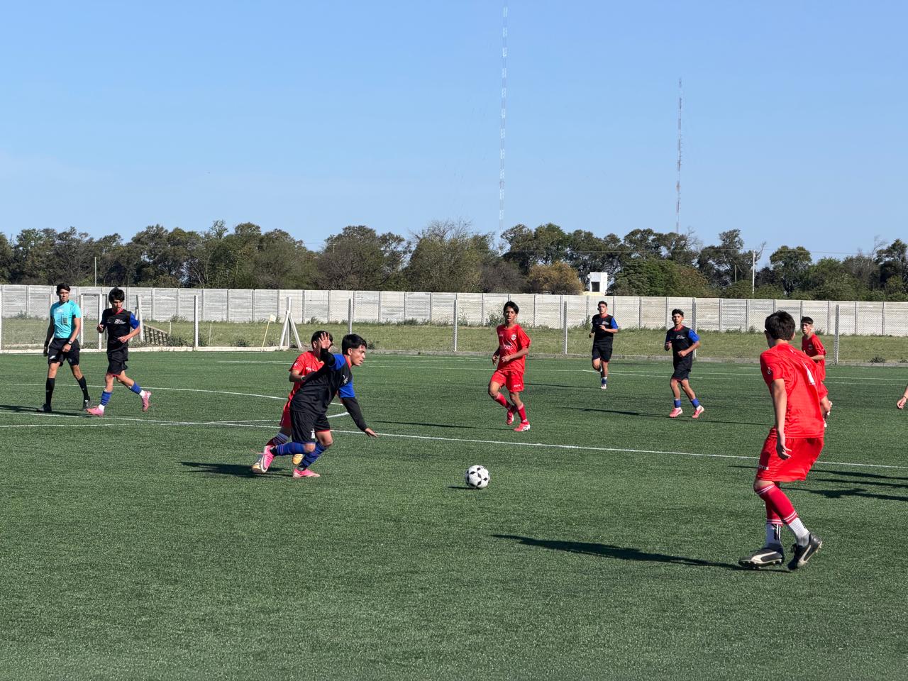 Niños protegidos en las canchas: avanza la ordenanza para fijar los arcos de fútbol y la Liga pide ayuda económica para los clubes