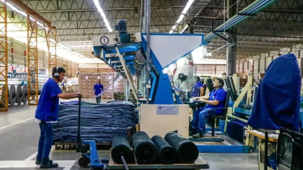 La actividad industrial cedió 5% respecto a junio y acumula un año en terreno negativo