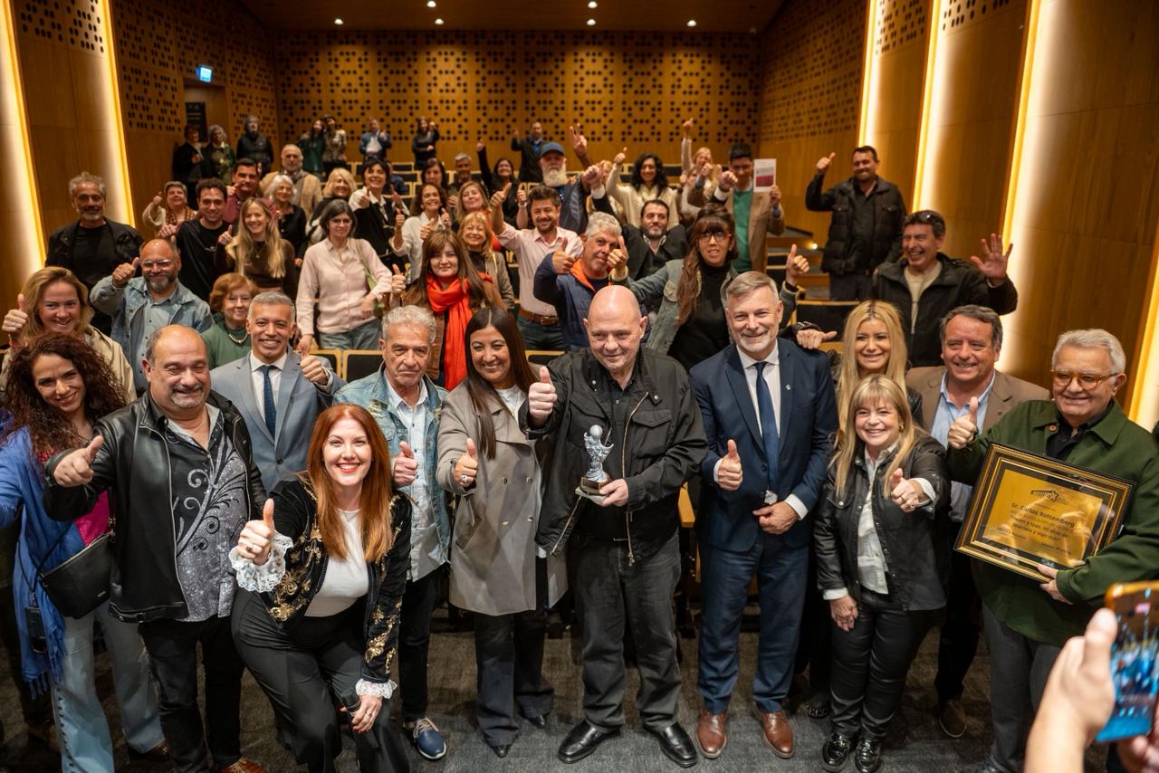 Carlos Rottemberg presentó su libro en el Concejo Deliberante y fue distinguido por su trayectoria teatral