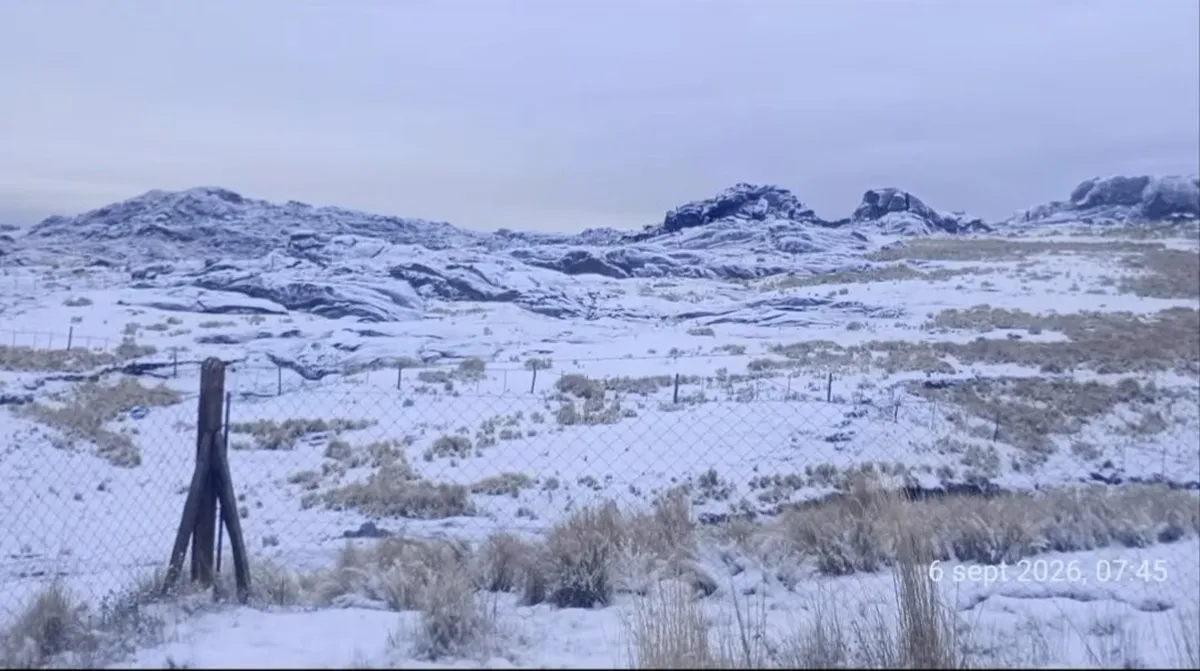 El Cerro Champaquí amaneció cubierto de nieve tras una intensa nevada