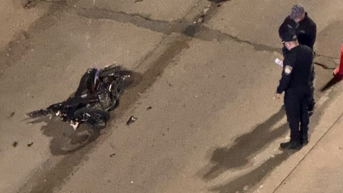 Grave accidente en avenida Sabattini: una moto chocó contra una reja y hubo dos heridos