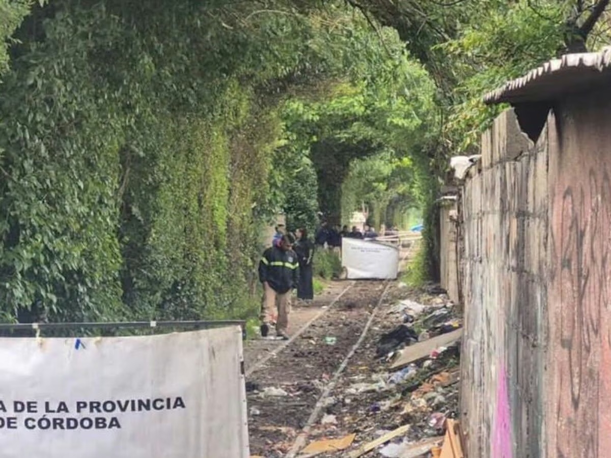 Un policía que iba en moto murió tras ser embestido por un tren en Córdoba