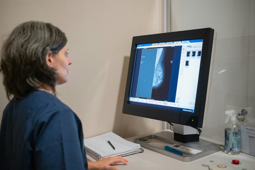 Chequeos, mamografías gratis y servicios de salud: cómo será el operativo de “Córdoba Rosa” en Plaza San Martín
