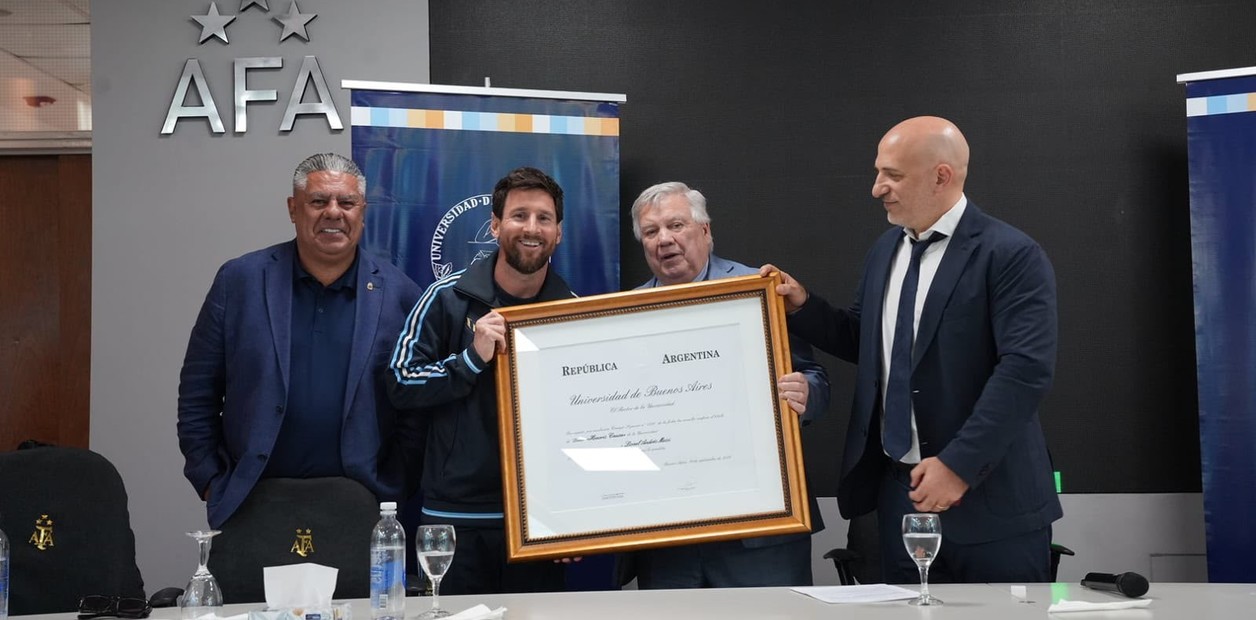 Lionel Messi fue distinguido como Doctor Honoris Causa por la UBA en la previa de su despedida