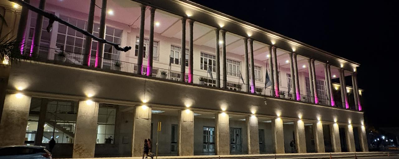 Octubre Rosa en la UNC: el Pabellón Argentina se ilumina para concientizar sobre el cáncer de mama