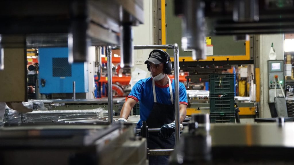 La industria argentina, en el podio mundial de la caída: solo superada por países en guerra o bajo sanciones