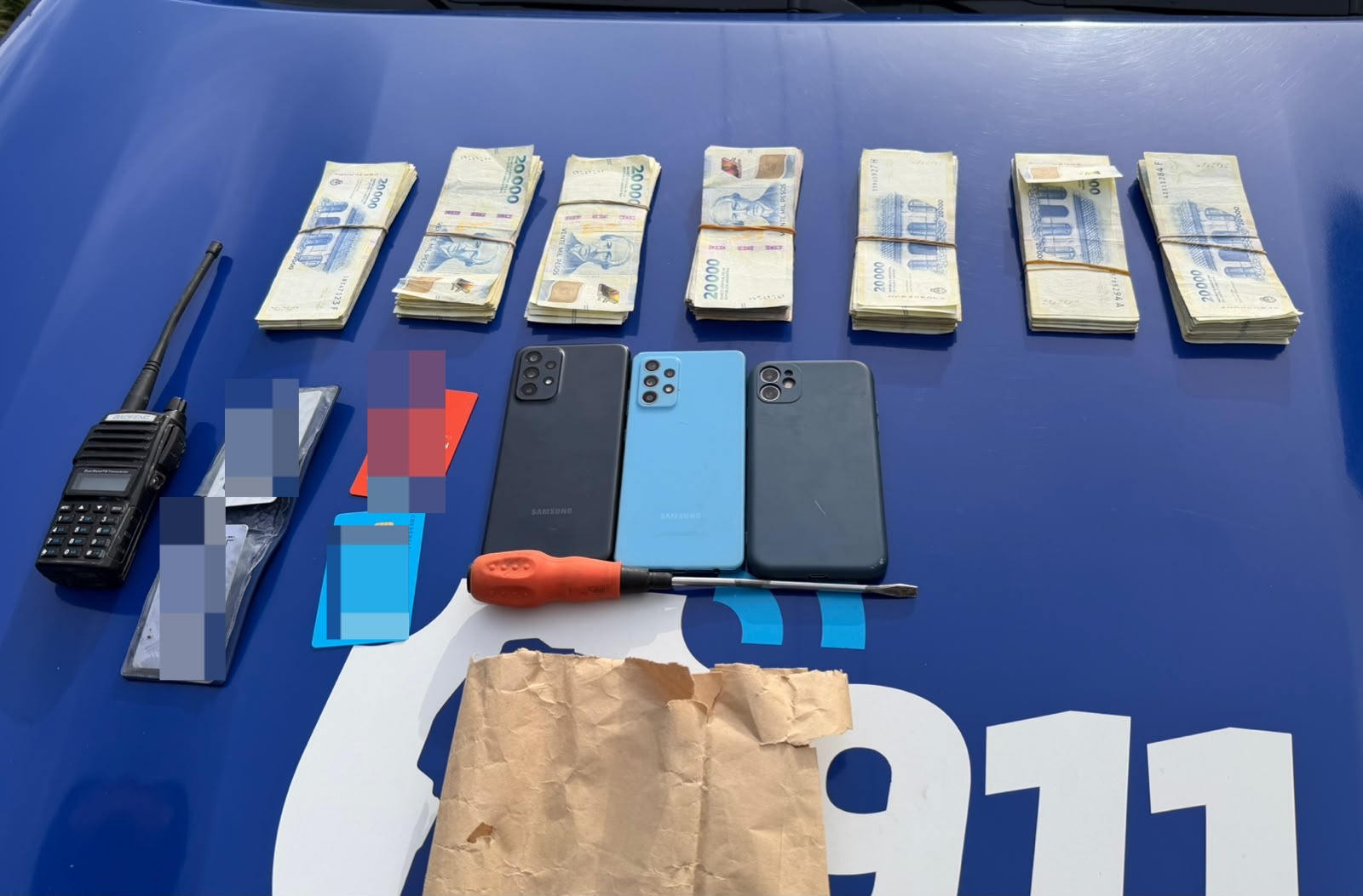 Robaron millones de una camioneta, intentaron escapar pero terminaron chocando: quedaron detenidos
