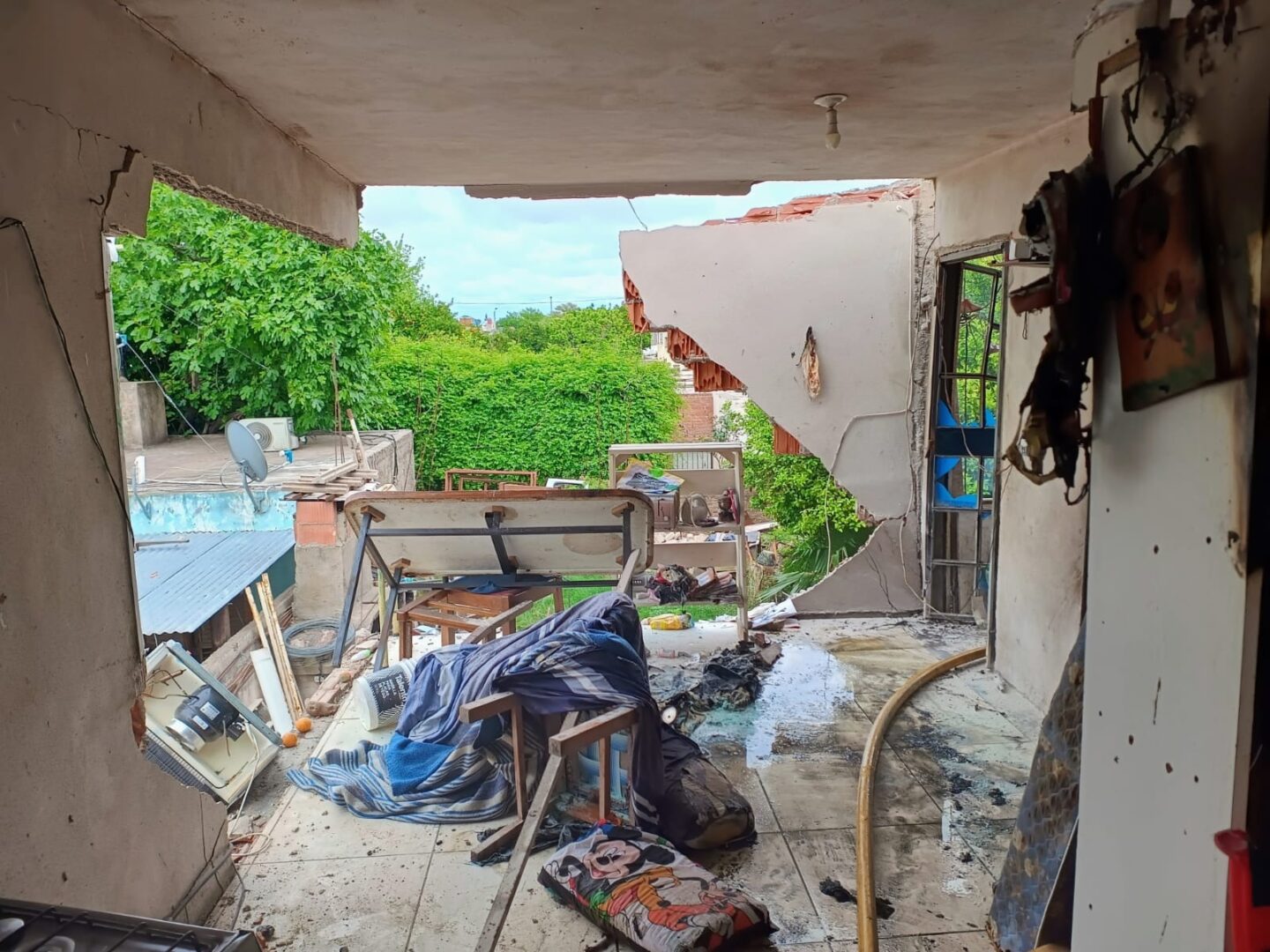 Una mujer y un niño resultaron heridos tras una explosión e incendio en una vivienda