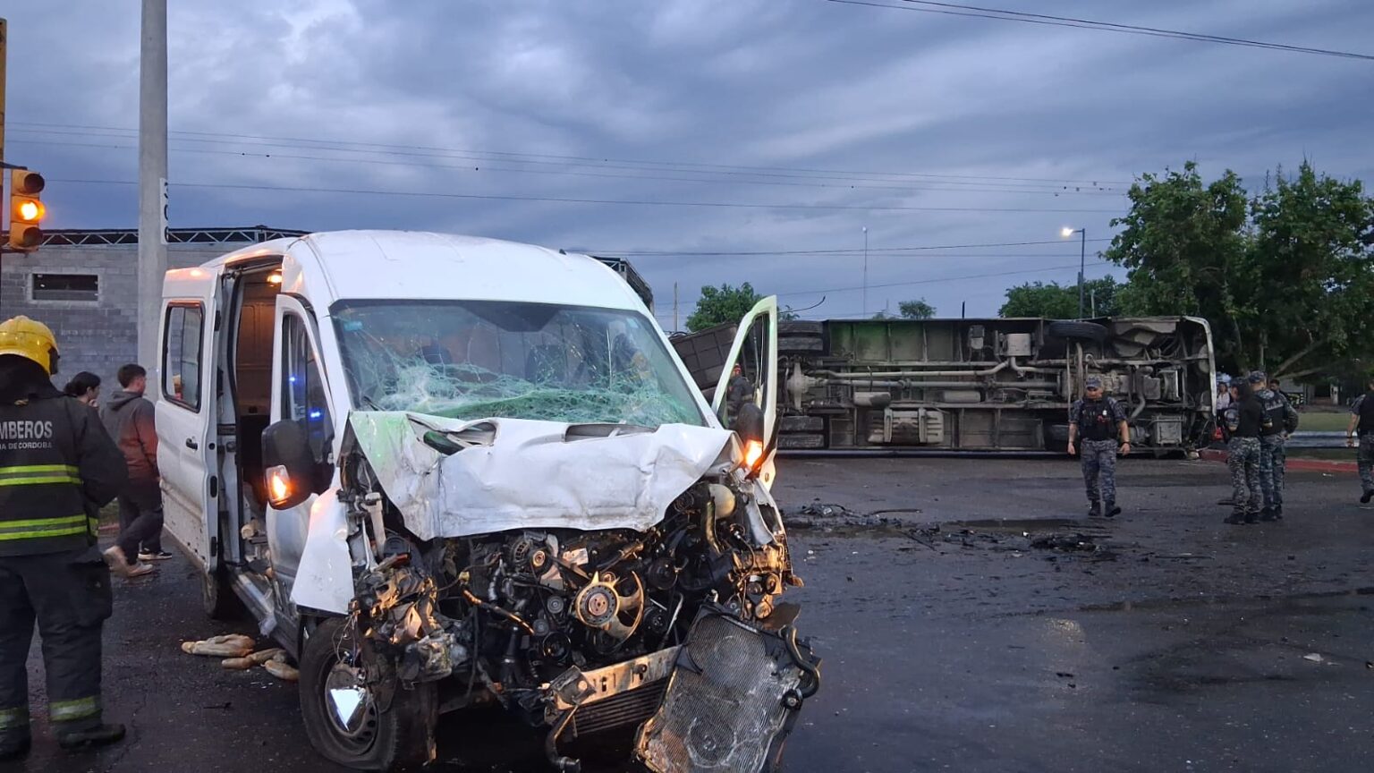 Córdoba: un colectivo volcó tras chocar con una traffic y dos ...
