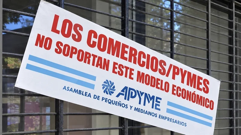 “Los comercios y pymes no soportan el modelo económico”: comercios cordobeses se sumaron al reclamo con fajas en sus frentes